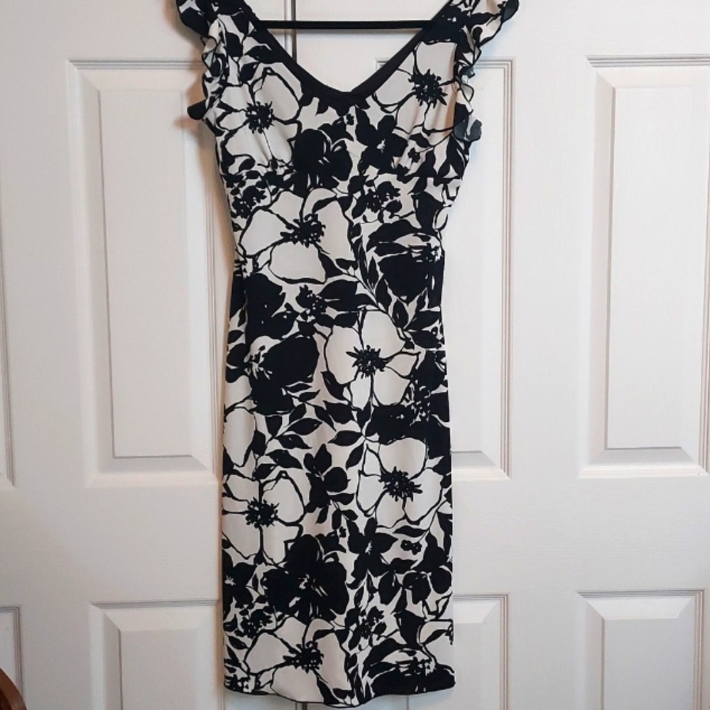 La Belle Vintage Black and White floral dress form fitting dress Size Medium